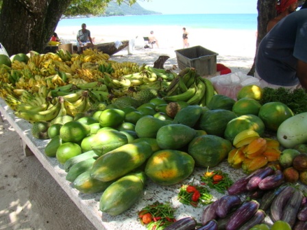 �tal de fruits tropicaux sur la palge